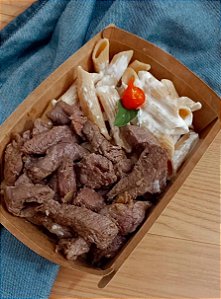 Isca de patinho grelhada com massa penne ao molho de queijo