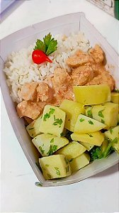Clássico — Strogonoff de frango, arroz branco e batata sauté.