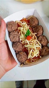 Almôndegas de carne com espaguete ao molho caseiro