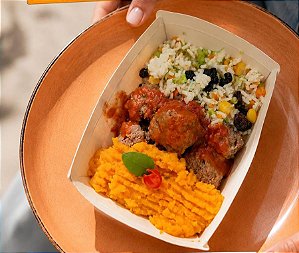Almôndegas de carne ao molho caseiro, arroz à grega e musseline de abóbora