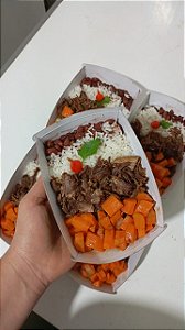 Costela bovina, arroz branco, feijão vermelho e cenoura salteada