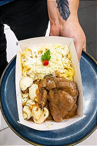 Escalope de mignon ao molho madeira, fettuccine artesanal ao molho branco, cogumelos Paris salteados e cebola crispy
