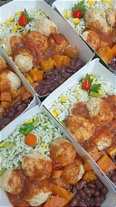 Almôndegas de frango ao molho caseiro, arroz colorido, feijão vermelho e cenoura salteada