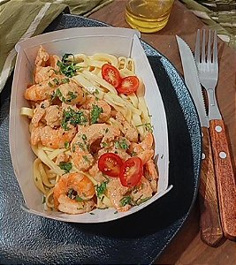 Camarões salteados acompanhados de fettuccine artesanal ao molho de sálvia.