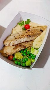 Tilápia com ervas, creme de mandioca e legumes salteados.