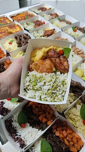 Filé de sobrecoxa assada (sem pele), arroz com brócolis e creme de milho.
