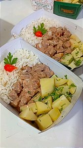 Strogonoff de carne, arroz branco e batata sauté