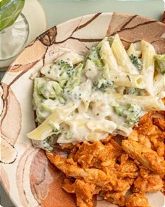 Frango em cubos com massa penne ao molho branco e brócolis