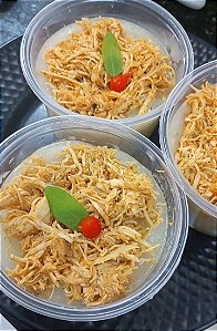 Creme de mandioca acompanhado de frango desfiado com ervas