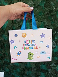 Kit Encanto da Criança, para dia das crianças, acompanha Lousa magica com caneta, cofrinho, livrinho de pintar, jogo da memória e sacola .