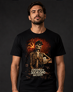Camiseta Esperando o Socialismo Dar Certo