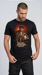 Camiseta Esperando o Socialismo Dar Certo