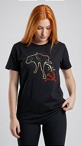 Camiseta Feminina Anticomunista – Cachorro Marcando Território