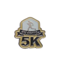 Pin Button EU CORRO 5K Metal  Resina Amarela e Preta( 2,8 cm x 2,7 cm )