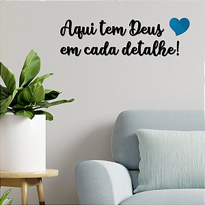 Placa Decorativa Aqui tem Deus em Cada Detalhe - Acrílico