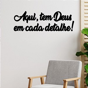 Placa Aqui, tem Deus em cada detalhe! - Acrílico Preto