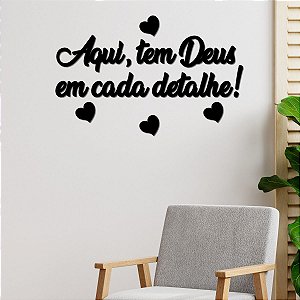 Placa Aqui tem Deus em cada detalhe Com Coração - Acr Preto