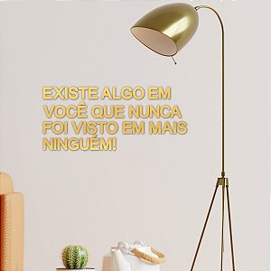 Espelho "Existe algo em você que..." - Acr. Esp. Dourado