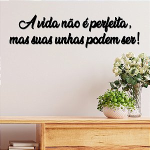 Placa Decor A vida não é perfeita mas suas unhas... - Preta