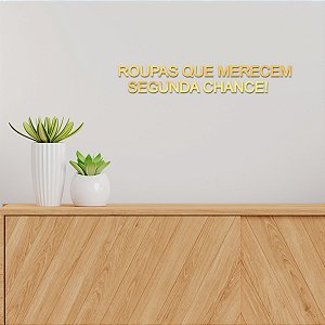 Espelho "Roupas que merecem segunda chance" - Acríl. Dourado