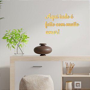 Espelho Aqui tudo é feito com muito amor! - Acrílico Dourado