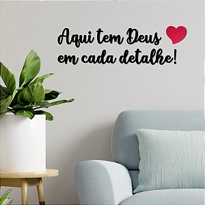 Placa Decorativa Aqui tem Deus em Cada Detalhe - Preto/Verm