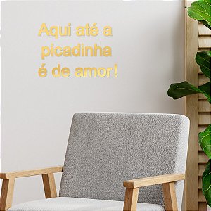 Espelho "Aqui até a picadinha é de amor" - Acrílico Dourado