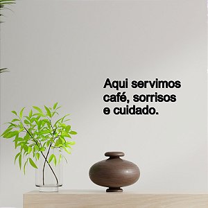 Placa Decor "Aqui servimos café, sorrisos e cuidado."- Preta