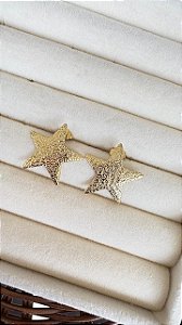 Brinco Feminino Dourado Estrela Texturizada Aço Inoxidável Moderno e Estiloso