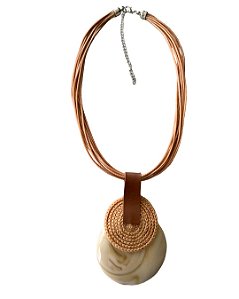 Colar Moçambique Casual com Pingente em Resina