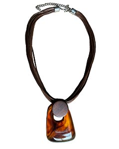 Colar com pingente de resina e madeira- Âmbar