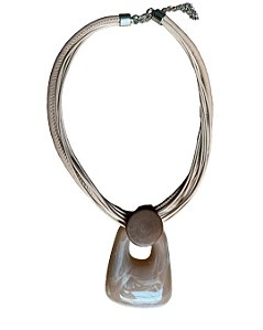 Colar com pingente de resina e madeira- Marfim