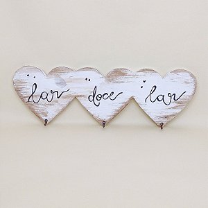 Placa Decorativa com Três Corações e Ganchos "Lar Doce Lar"