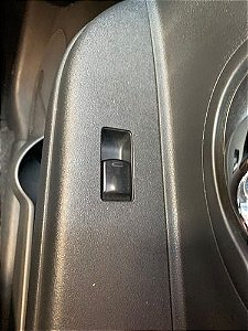 Botão De Vidro Dianteiro Direito Nissan March 2016/2017