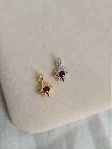 Pingente em formato de sol com uma zirconia rubi no centro