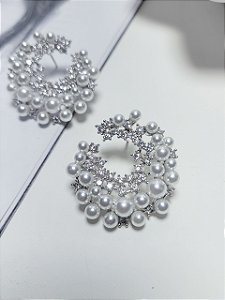 Brinco Redondo com Zircônias Cristais e Pérolas Shell