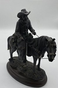 Estatua Decorativa Cowboy Beijando Cowgirl