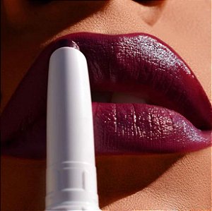 Womanism 250 - Deep plum purple BATOM KVD EPIC KISS NOURISHING VEGAN BUTTER