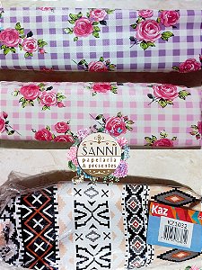Estojos estampados floral e geométrico com zíper.