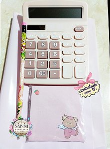 Kit presente: Calculadora digital + Bloquinho de anotações + Lápis preto.