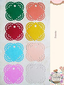 Tags em papel liso e estampado com desenhos vazados.