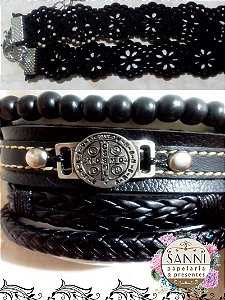 Gargantilha com design floral vazado e kit de 4 pulseiras em cordões pretos artesanais.