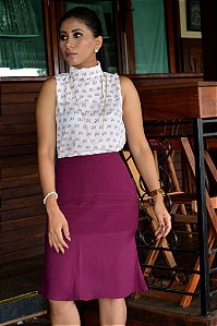 Blusa Crepe Sabiá Púrpura Gola Cavada com Fechamento Frontal Descentralizado Estampa Exclusiva