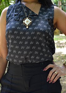 Blusa Crepe Sabiá Preta Gola Cavada com Fechamento Frontal Descentralizado Estampa Exclusiva