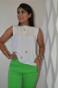 Blusa Viscolinho Branca Cavada com Transpasse nas Costas e Leve Abertura