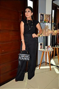 Blusa Viscolinho Preta Mangas Curtas com Nervuras e Viés no Colo