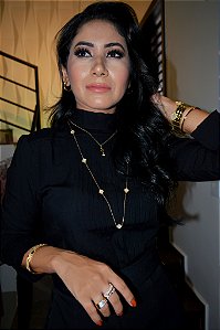 Blusa Viscolinho Preta Mangas 3/4 Gola Alta e Nervuras Verticais Frontais