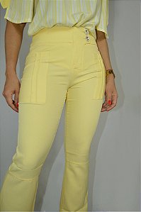 Calça de Alfaiataria Feminina Social Flare com Drapeados nos Bolsos Frontais e Traseiros Cor Amarela