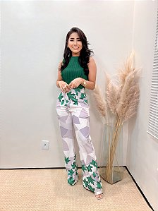 Calça Alfaiataria Luzy Estampa Folhas Verdes Pantalona com Bolsos Verdugos Atrás e Elástico Estampa Exclusiva