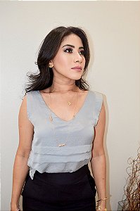 Blusa Crepe Nobre Cinza Cavada com Decote em V com Nervuras Largas Frontais Cropped Madame